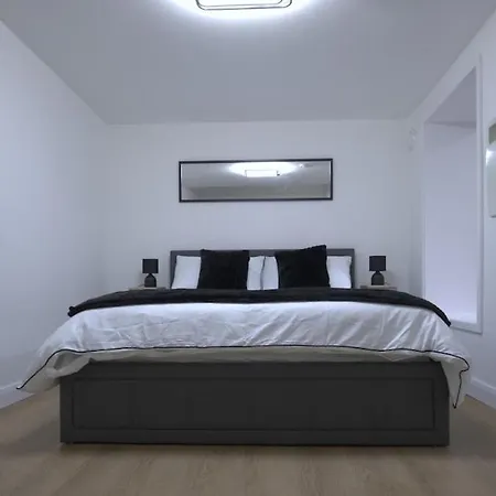 Newly Refurbished Centre Flat