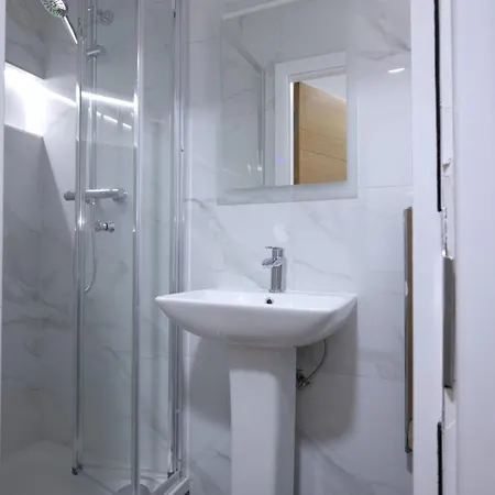 Newly Refurbished Centre Flat *