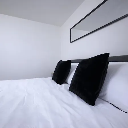 Newly Refurbished Centre Flat *