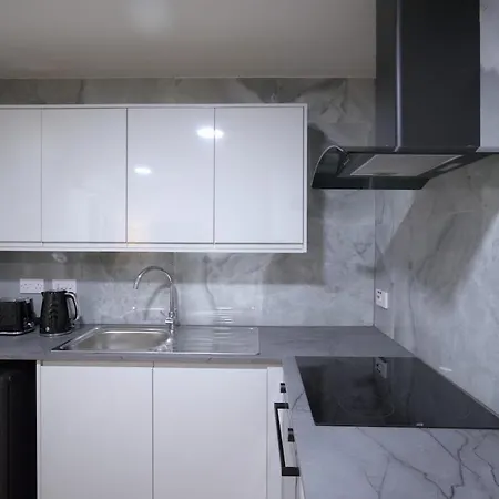 Newly Refurbished Centre Flat *