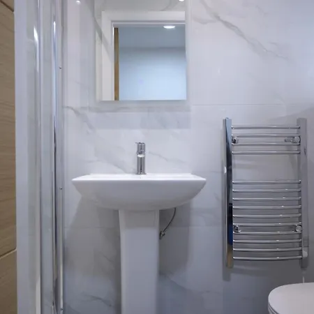 Newly Refurbished Centre Flat *